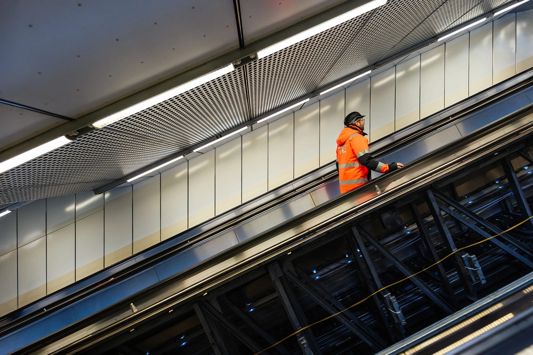Técnico de TK Elevator en una escalera mecánica
