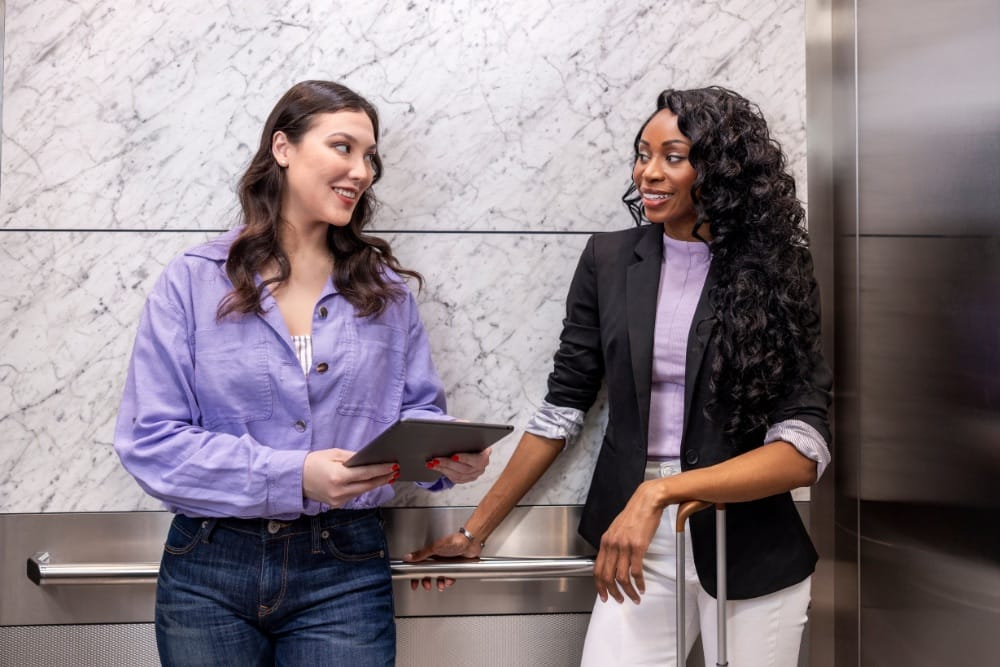 Personas del equipo de TK Elevator en un vestíbulo de ascensores